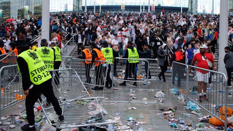 Les Fans Anglais Envahissent Wembley