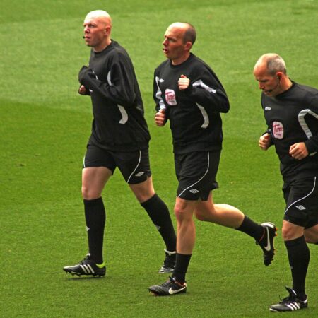 Arbitres de la Premier League sélectionnés pour l’Euro 2024 malgré la controverse