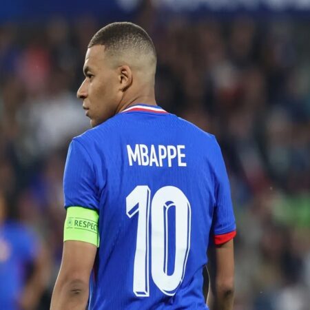 Mbappé Joue Brièvement alors que la France Fait Match Nul avec le Canada ; l’Italie Gagne